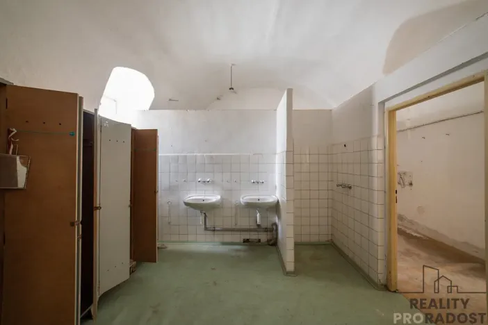 Prodej výrobních prostor, Chudenice, Mírové nám., 1906 m2