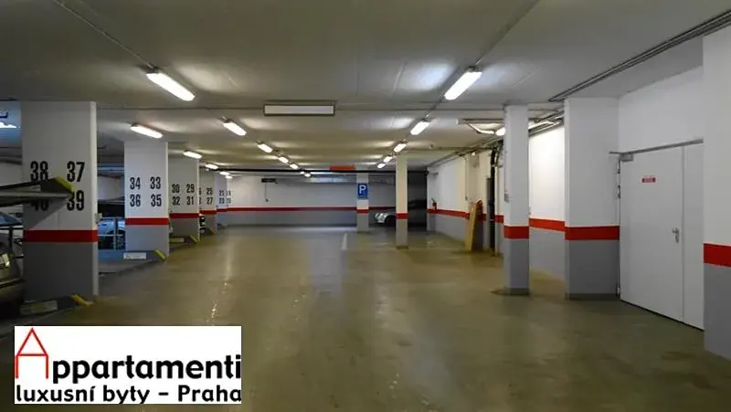 Pronájem garážového stání, Praha - Smíchov, Na Zatlance, 13 m2