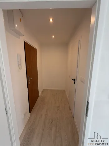 Prodej bytu 1+kk, Praha, Veltruská, 27 m2