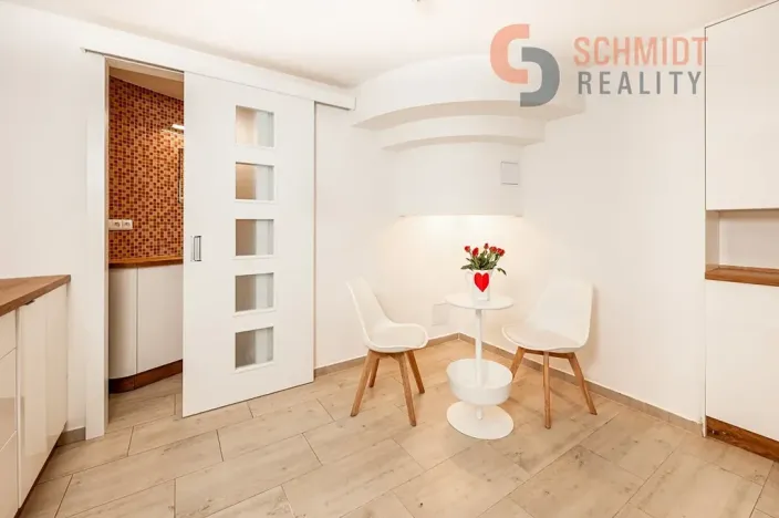 Pronájem kanceláře, Mikulov, Náměstí, 19 m2