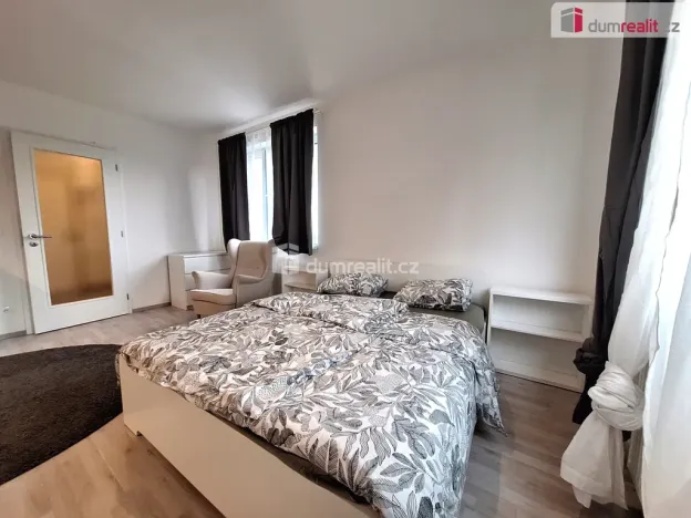 Pronájem bytu 1+kk, Praha, Strnadových, 33 m2