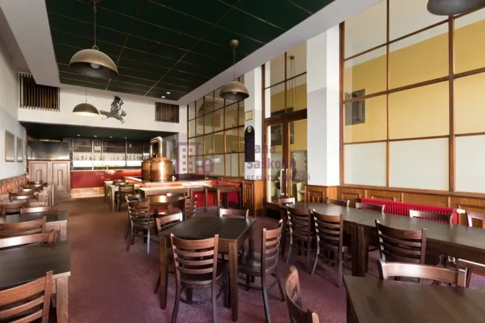 Pronájem obchodního prostoru, Jindřichův Hradec - Jindřichův Hradec I, nám. Míru, 160 m2