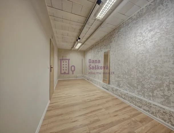 Pronájem obchodního prostoru, Jindřichův Hradec - Jindřichův Hradec I, nám. Míru, 18 m2