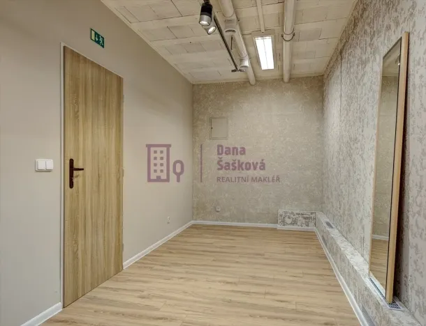 Pronájem obchodního prostoru, Jindřichův Hradec - Jindřichův Hradec I, nám. Míru, 18 m2