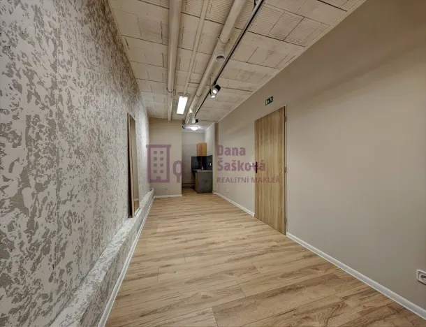 Pronájem obchodního prostoru, Jindřichův Hradec - Jindřichův Hradec I, nám. Míru, 18 m2