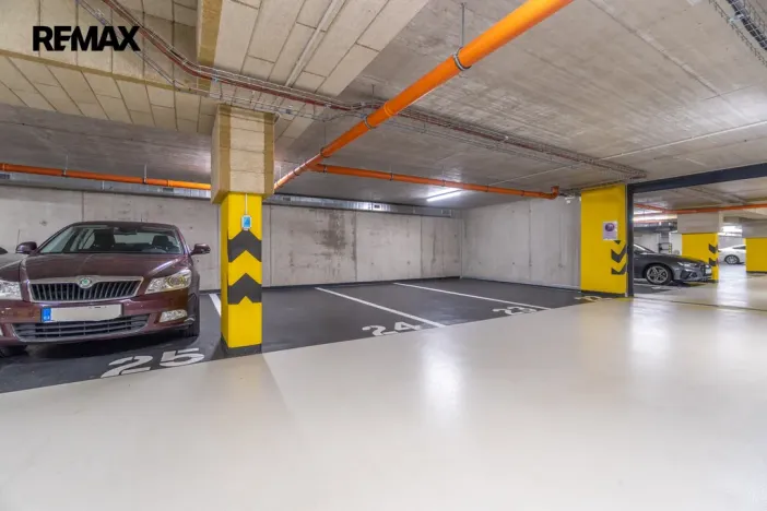 Pronájem garážového stání, Praha - Karlín, Za Karlínským přístavem, 13 m2