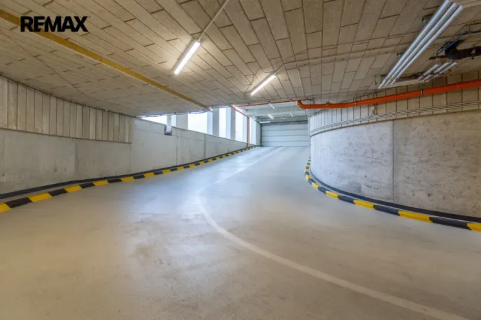 Pronájem garážového stání, Praha - Karlín, Za Karlínským přístavem, 13 m2