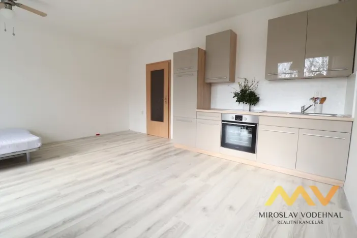 Pronájem bytu 1+kk, Hradec Králové - Třebeš, Ve Stromovce, 33 m2