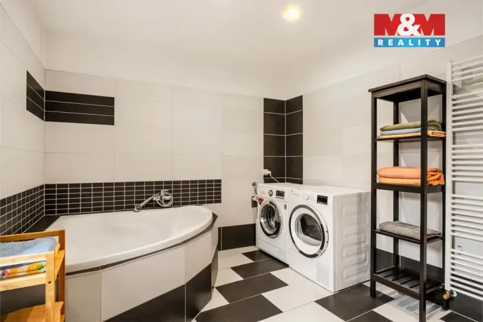 Prodej rodinného domu, Doksy, náměstí Republiky, 235 m2