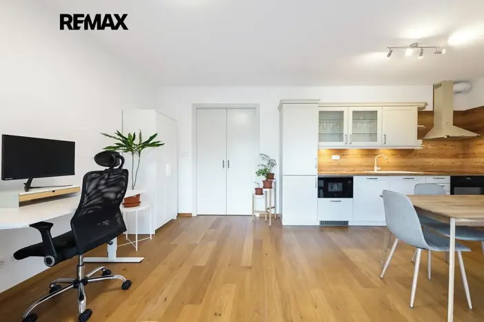 Pronájem bytu 1+kk, Praha - Smíchov, Kobrova, 43 m2