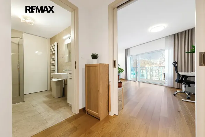 Pronájem bytu 1+kk, Praha - Smíchov, Kobrova, 43 m2