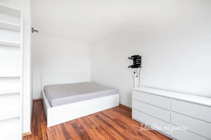 Pronájem bytu 1+kk, Praha - Karlín, Molákova, 28 m2