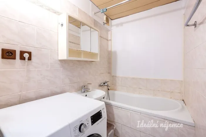 Pronájem bytu 2+kk, Praha, Boloňská, 42 m2