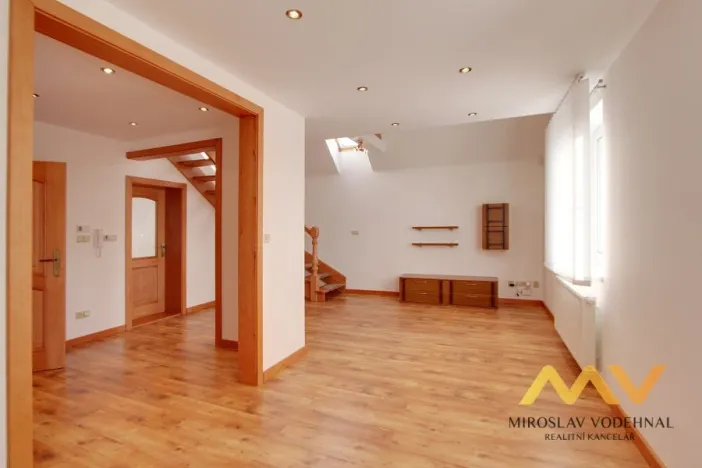 Pronájem bytu 4+kk, Lochenice, 115 m2