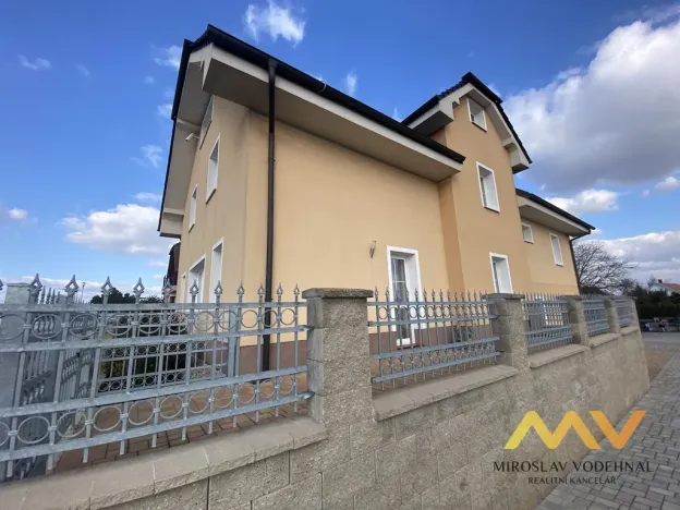 Pronájem bytu 4+kk, Lochenice, 115 m2