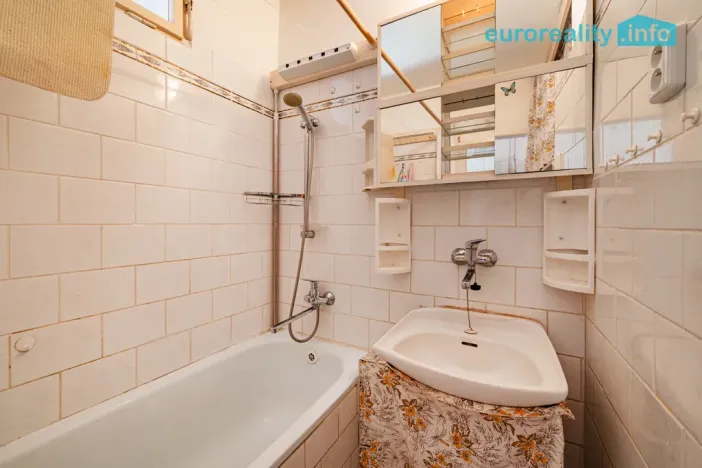 Prodej bytu 3+1, Ostrov, Horská, 72 m2