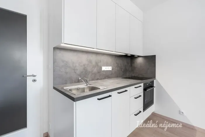 Pronájem bytu 1+kk, Praha - Vysočany, Poděbradská, 33 m2