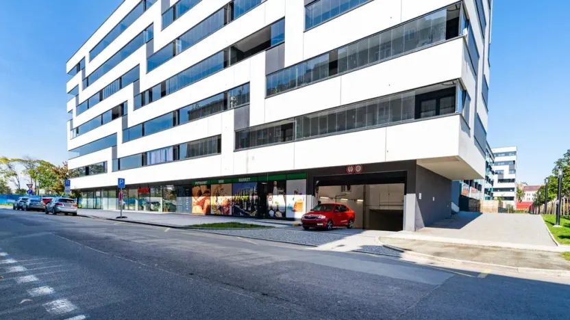 Pronájem garážového stání, Praha - Holešovice, Argentinská, 13 m2