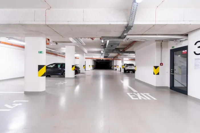 Pronájem garážového stání, Praha - Holešovice, Argentinská, 13 m2