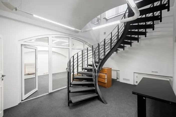 Pronájem kanceláře, Praha - Smíchov, Kořenského, 221 m2