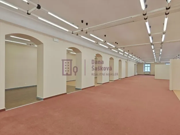 Pronájem obchodního prostoru, Jindřichův Hradec - Jindřichův Hradec I, nám. Míru, 525 m2