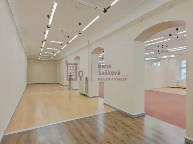 Pronájem obchodního prostoru, Jindřichův Hradec - Jindřichův Hradec I, nám. Míru, 525 m2