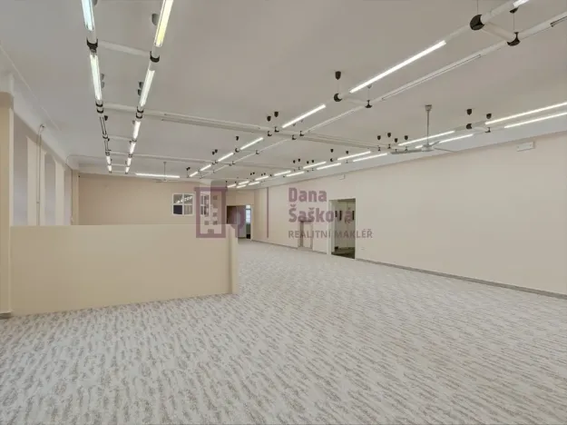 Pronájem obchodního prostoru, Jindřichův Hradec - Jindřichův Hradec I, nám. Míru, 525 m2