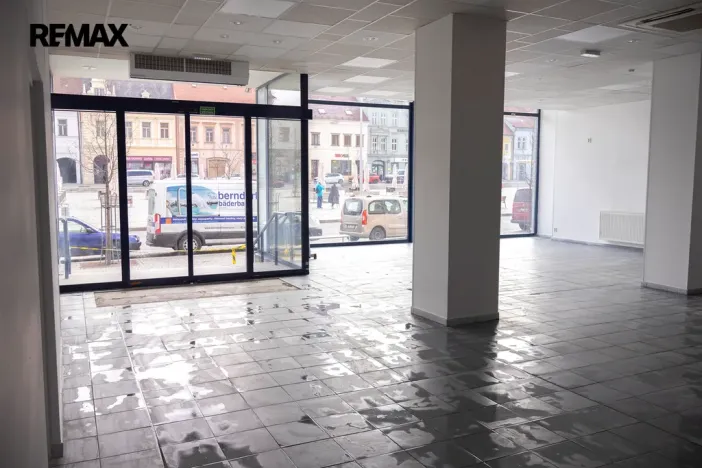 Pronájem obchodního prostoru, Třebíč - Vnitřní Město, Karlovo nám., 325 m2