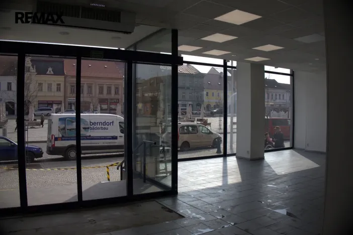 Pronájem obchodního prostoru, Třebíč - Vnitřní Město, Karlovo nám., 325 m2