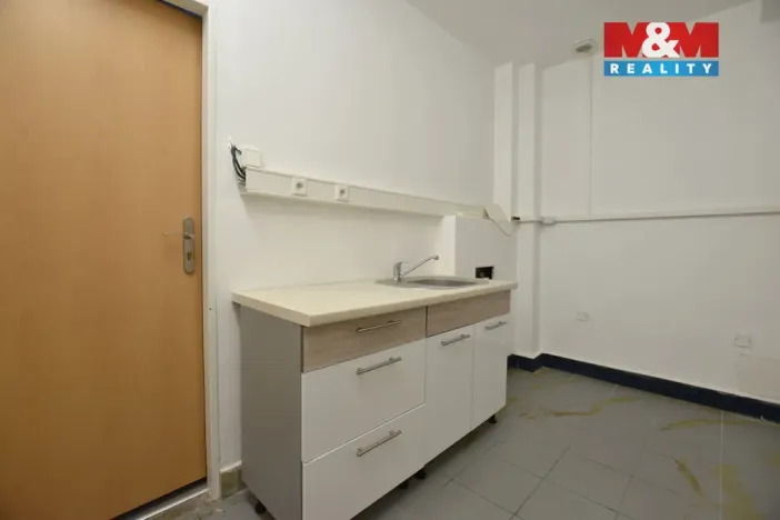 Pronájem obchodního prostoru, Pardubice, Dašická, 155 m2