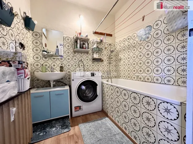 Prodej bytu 2+1, Ostrov, Hlavní třída, 75 m2