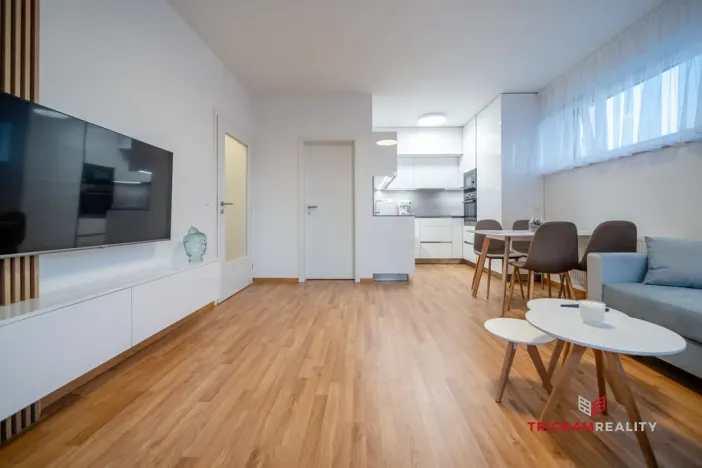 Pronájem bytu 2+kk, Hradec Králové - Nový Hradec Králové, Antonína Petrofa, 50 m2