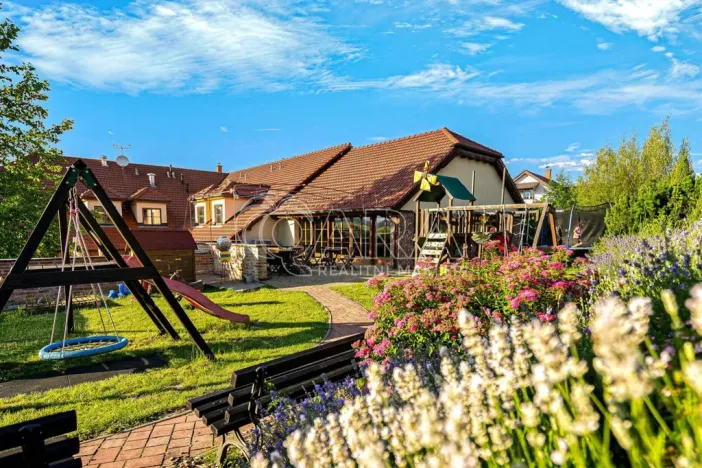 Prodej ubytování, Hlohovec, Na kopci, 1450 m2