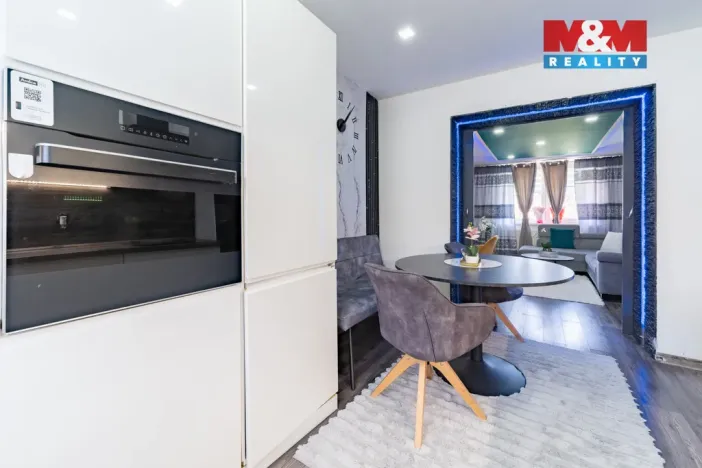 Prodej bytu 2+1, Ostrov, Šafaříkova, 55 m2