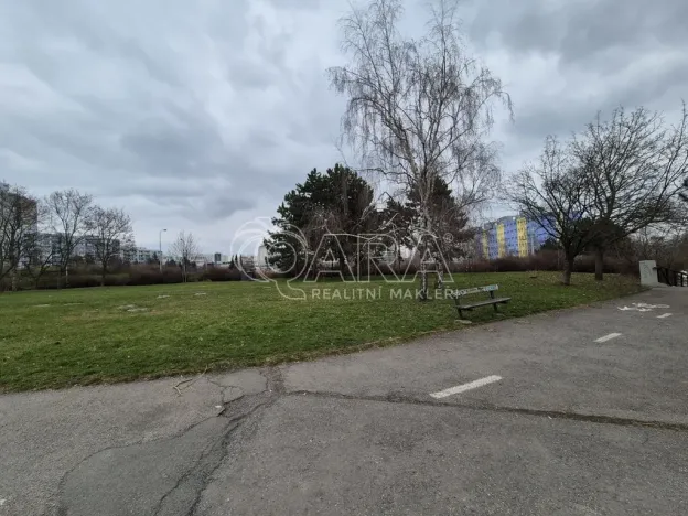 Pronájem komerčního pozemku, Praha - Háje, 2000 m2