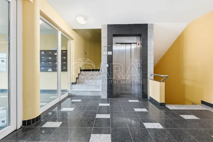 Pronájem kanceláře, Praha - Kobylisy, Nad Šutkou, 58 m2