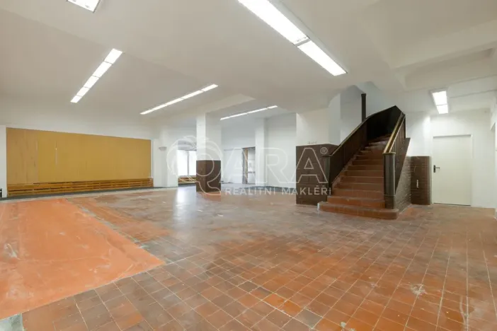 Pronájem obchodního prostoru, Nový Jičín, Masarykovo nám., 500 m2