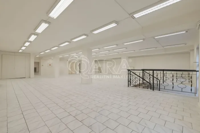 Pronájem obchodního prostoru, Nový Jičín, Masarykovo nám., 500 m2