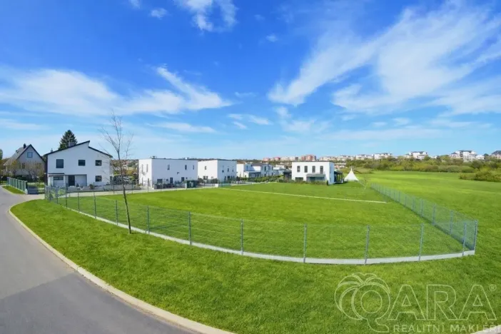 Prodej pozemku pro bydlení, Praha - Kyje, Pivoňská, 694 m2