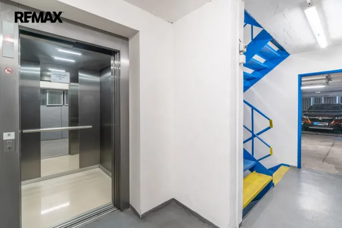 Prodej garážového stání, Praha - Podolí, Milevská, 12 m2