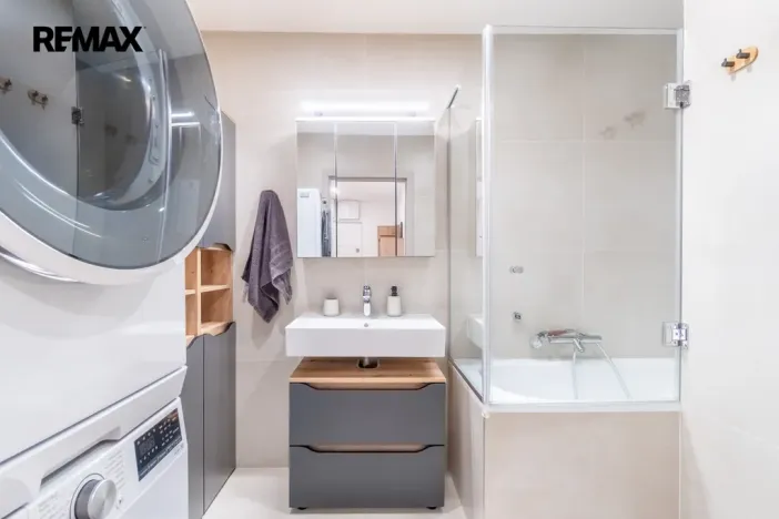 Pronájem bytu 3+1, Praha - Karlín, Molákova, 63 m2