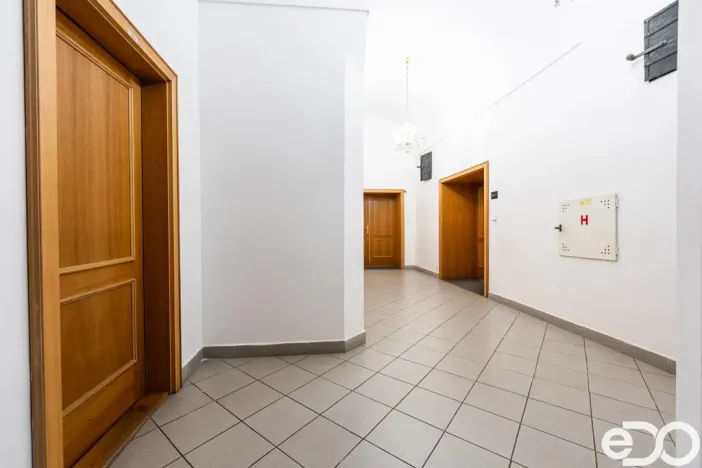 Pronájem kanceláře, Kolín, Karlovo náměstí, 193 m2