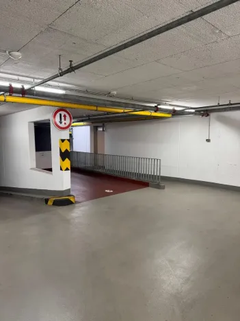 Pronájem garážového stání, Praha - Smíchov, Staropramenná, 12 m2