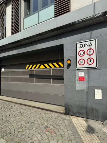 Pronájem garážového stání, Praha - Smíchov, Staropramenná, 12 m2