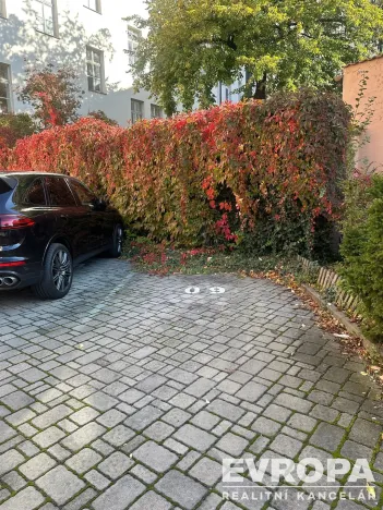 Pronájem garážového stání, Praha - Vinohrady, U Zvonařky, 15 m2