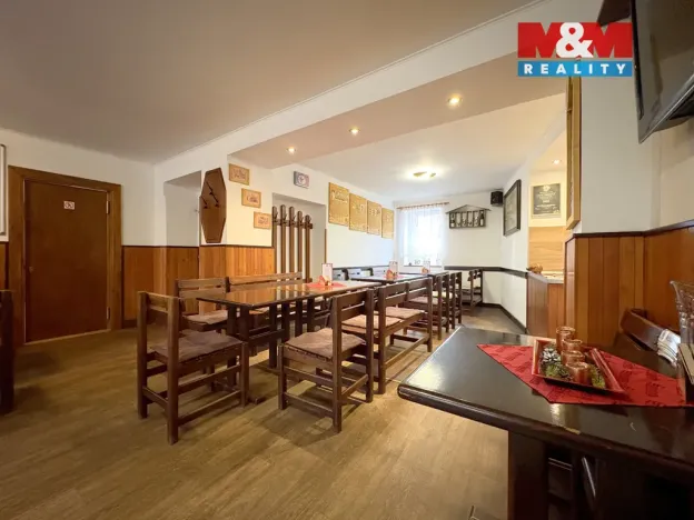 Prodej restaurace, Velké Žernoseky, 438 m2