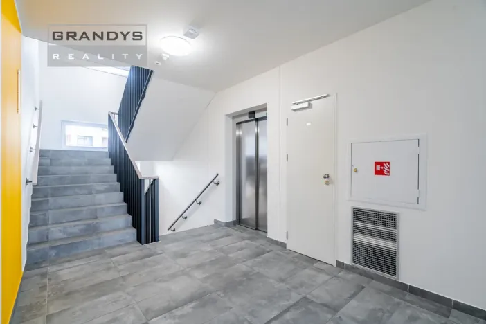 Prodej bytu 1+kk, Praha - Uhříněves, Oty Bubeníčka, 32 m2