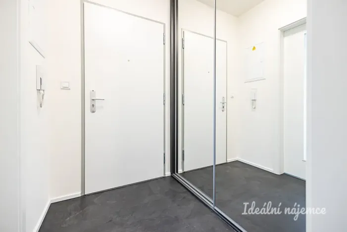 Pronájem bytu 1+kk, Praha - Vysočany, Poděbradská, 31 m2