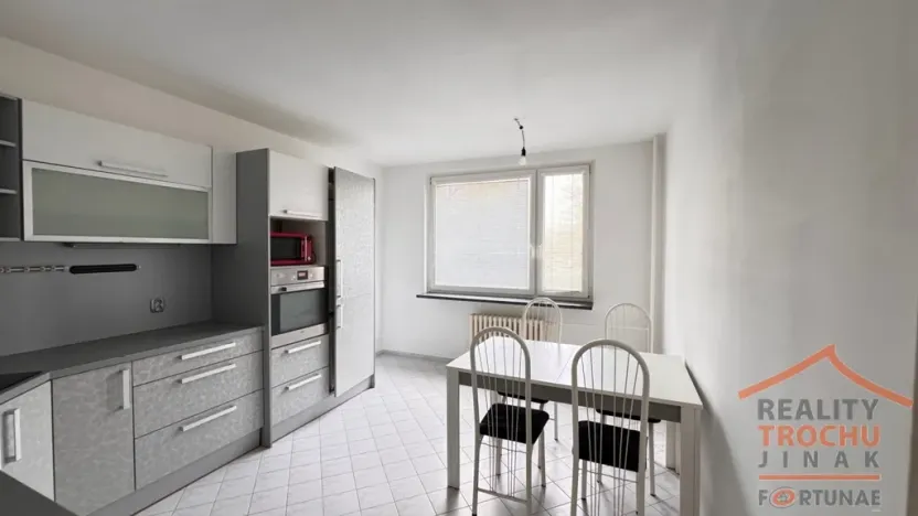 Pronájem bytu 3+1, Hradec Králové, třída Edvarda Beneše, 96 m2