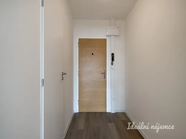 Pronájem bytu 1+kk, Praha - Hlubočepy, Voskovcova, 29 m2